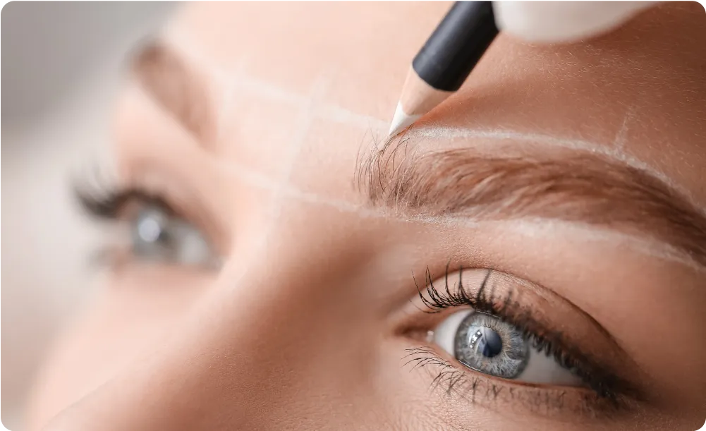 眉に施術の下書きをする様子