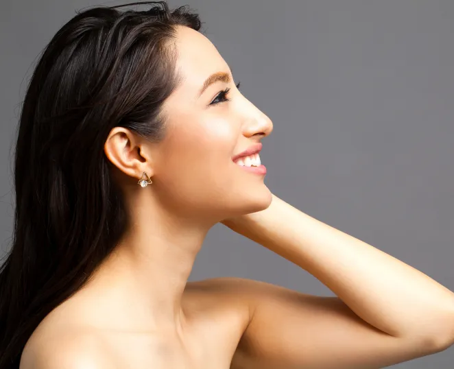 笑顔の女性の写真